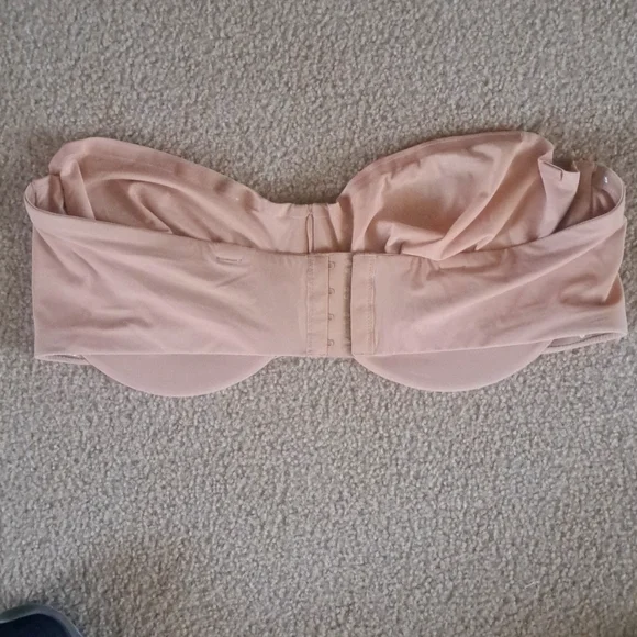 44DDD. SKIMS UNLINED STRAPLESS BRA - Picture 7 of 8